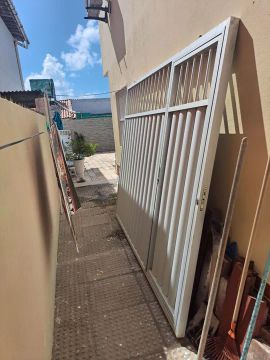 Portão de alumínio de correr.