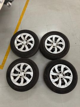 Rodas Voyage g8 com calotas e pneus bem novos 