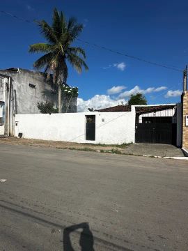 Excelente casa 3/4, amplo quintal, área de serviço e garagens próximo Sete Portas.