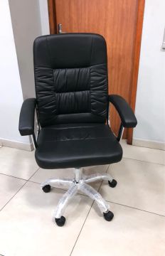 Cadeira Presidente Giratória com Rodízios - NOVO