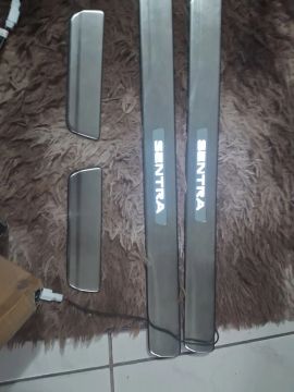 Kit de soleiras Nissan Sentra. Deixe seu carro mais elegante.