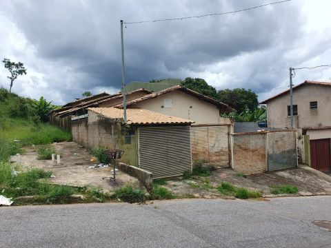 Casa para venda possui 45 metros quadrados com 2 quartos