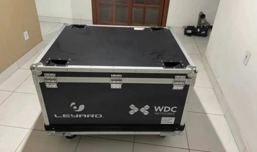 Hard Case em ótimo estado! Proteção e estilo para seus equipamentos.