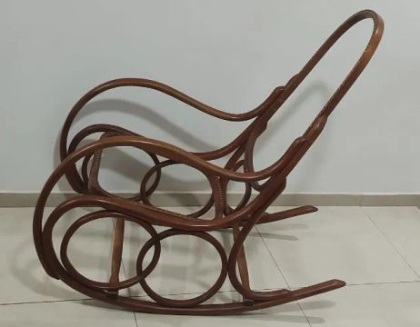 Cadeira de balanço marca Thonart, modelo Montreal