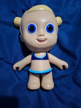 Boneca muda de cor no sol 