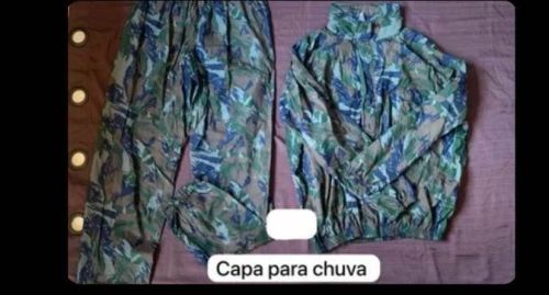 Capa de chuva camuflada