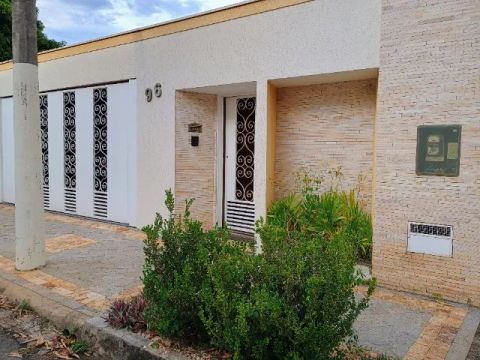 Casa com 3 quartos na Vila Formosa, em São José do Rio Pardo - SP. 