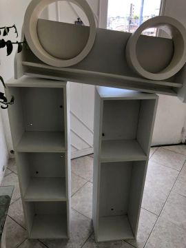 Estante de parede com prateleiras