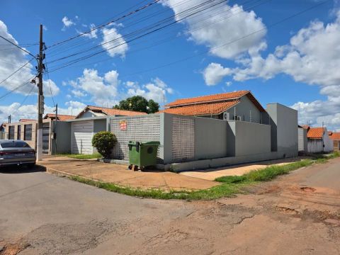 Vendo Casa 3/4 esquina Chapéu do Sol próximo ao Novo Fórum e IFMT.