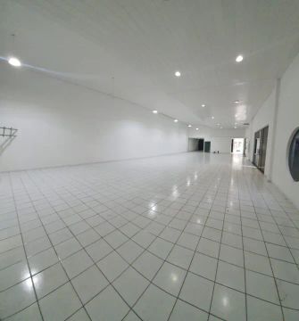 ALUGA-SE EXCELENTE GALPÃO COM 3 SALAS COMERCIAIS NO JAPIIM.