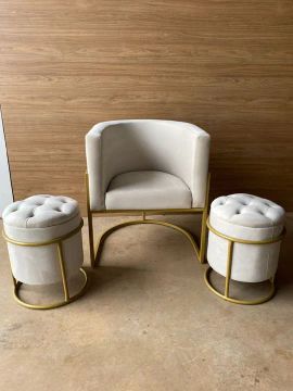Conjunto de Poltronas e Puffs Dourado