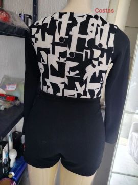 Macacão preto e branco estampado