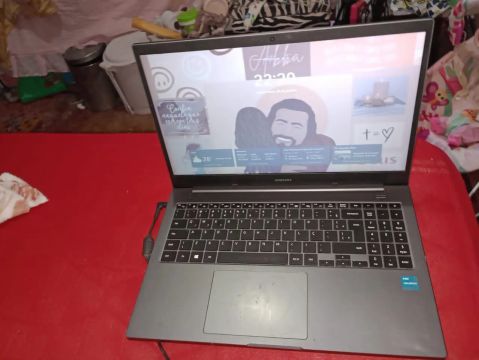 Vendo o notebook da marca Samsung usado 1200 reais funcionando perfeitamente aceita cartão