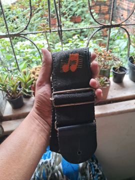 Alça para guitarra preta com detalhe de clave de sol