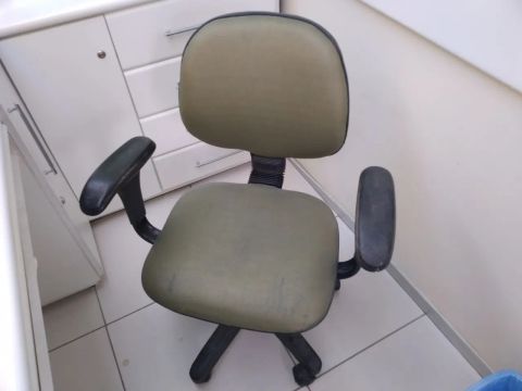 Cadeira de escritório giratória 300 reais cada cadeira 