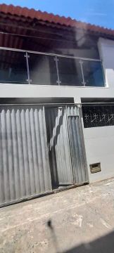 Casa com garagem e área de serviço