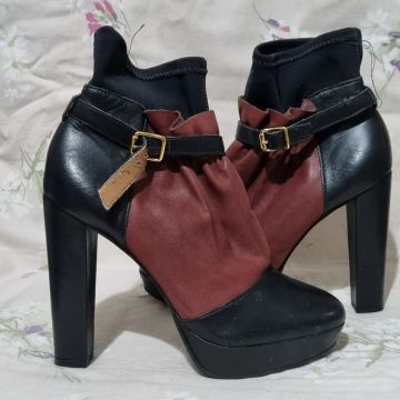 Bota preto e vinho n35