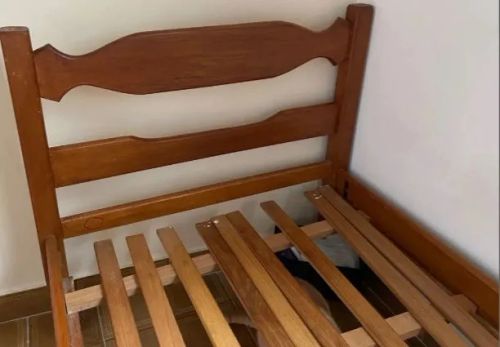 Vendo cama de viúva, madeira maciça, com duas grades de proteção, uma curta e outra longa.