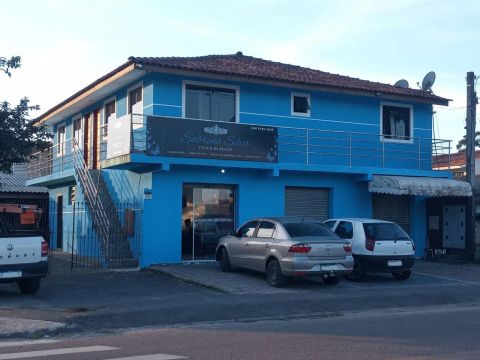 Aluga-se 2 lojas