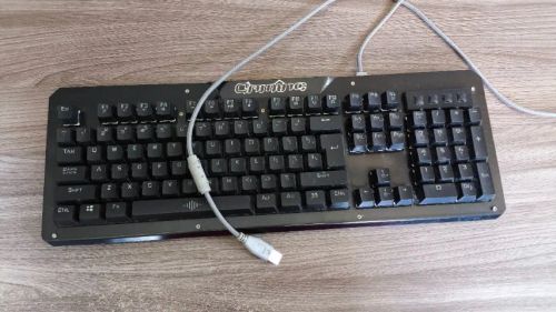 Teclado mecânico, mouse Logitech.