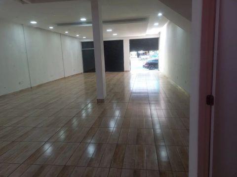 Alugo grande loja na principal da QS 4 Riaco fundo 1, FONE 61 9. * 