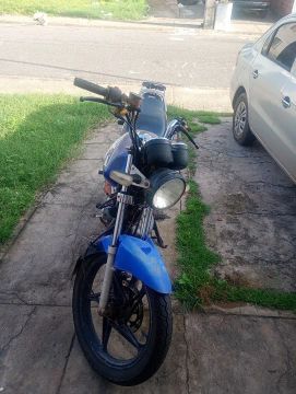 Motocicleta azul em ótimo estado, pronta pra rodar.