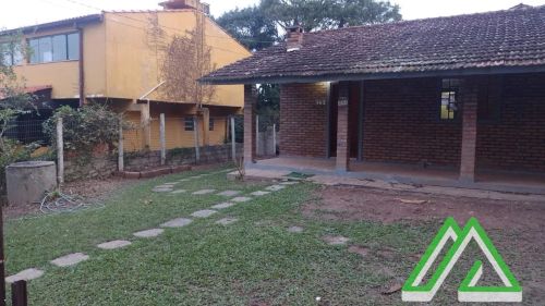 Bela Casa Térrea Padrão com 2 dormitórios no Santinho, Florianopolis