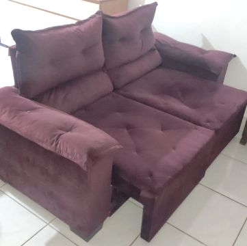 Sofá retrátil com encosto reclinável