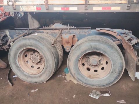 Vend se truk da Volvo NH 12-380 com o chassis com as roda.