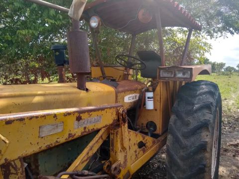 Trator CBT 2105 com lâmina e garfo. Trabalhando 