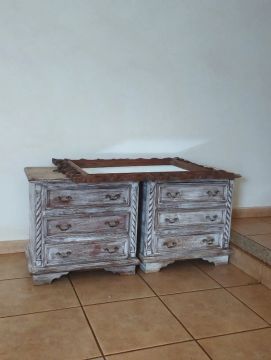 Par de Criados Mudos em Madeira Provençal e Espelho.