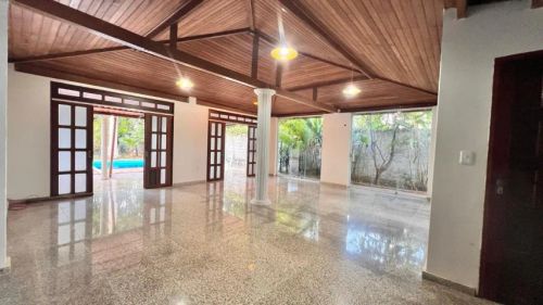 Casa com preço de lote - Lote de esquina e vazado 4 qts sendo 1 suíte e piscina