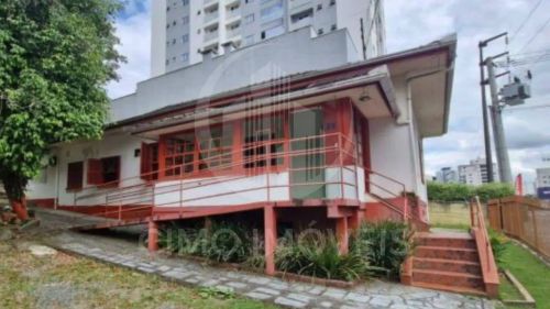 Casa em Blumenau com 9 salas amplas e versáteis e com uma Área de 450m²