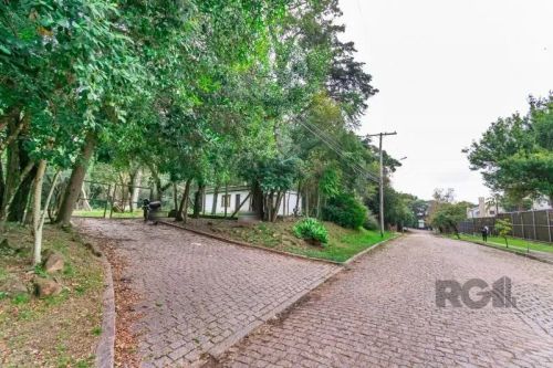 Amplo terreno de esquina, com cerca de 7.267m² e que faz frente à Av. Coronel Marcos, com 