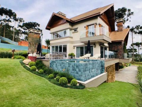 Casa com piscina em Gramado
