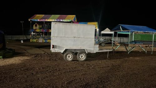 Carreta reboque forgão para loja, lanche, café da manhã churrasquinho ou transporte fretes