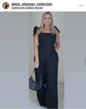 Macacão Preto de Alça com Detalhe de Laço