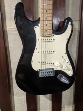 Guitarra Behringer Stratocaster. 