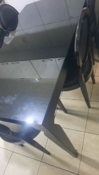 Mesa de Jantar em Vidro Preto, 6 lugares  whatsapp *   aceito troca 