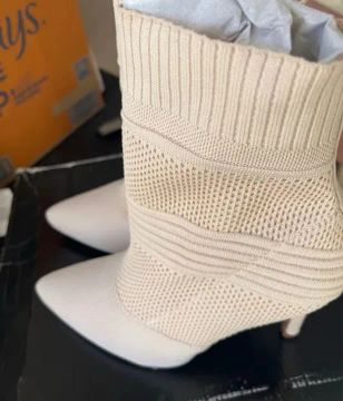 Bota de cano curto bege em tecido