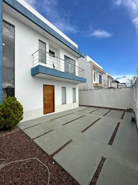 CASA DUPLEX PROX. AV DAS TORRES - 03 QUARTOS