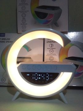 luminária com som e carregador por indução