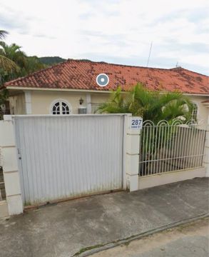 Alugo casa Campeche 3 quartos, ótima localização com com piscina compartilhada 