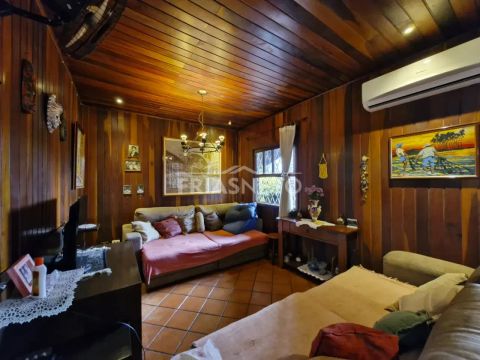 Casa com área verde à venda próximo à Prefeitura, na Chácara Nazareth