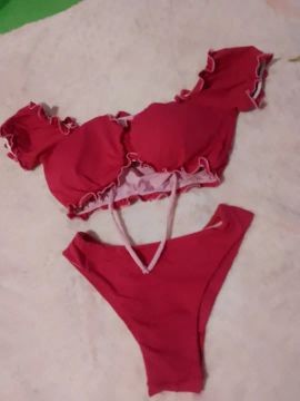 Biquíni rosa com Babado