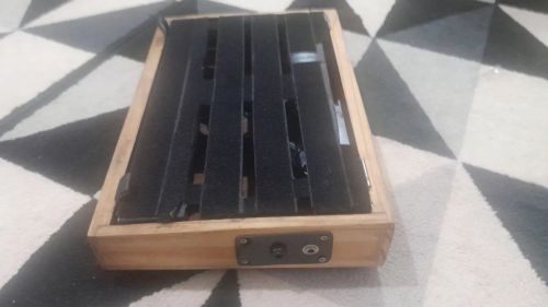 Pedalboard 40 X 27 com botão on/ off  input/output 