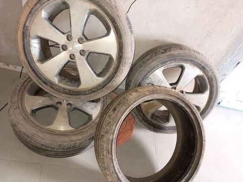 Vendo rodas cruze do jeito que está com pneus, e tenho um pneu aro 20 novo