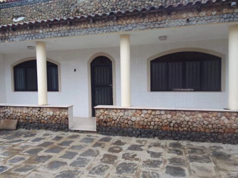 Casa com 2 quartos em Coroa Grande a poucos metros da praia.