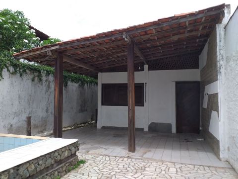 Alugo casa de 2 quartos com ou sem moveis na praia do Olho D'água. 