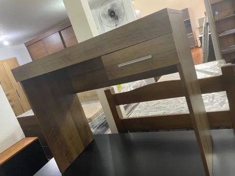 Escrivaninha com gaveta 